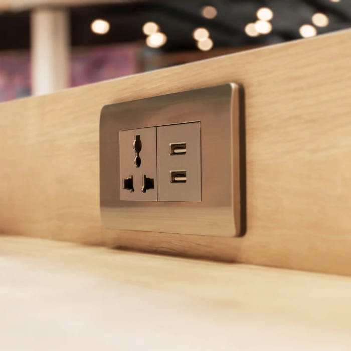 charging-ports-coffee-shop