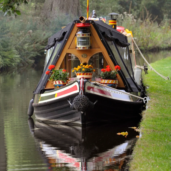 narrow-boat-on-the-canal-fire-extinguisher-location